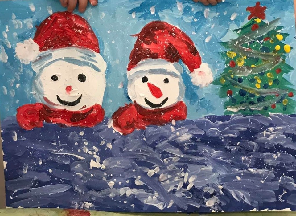 Детский рисунок - Новогодние снеговики малыши