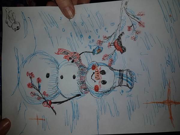 Детский рисунок - Снеговик кормит снегирей
