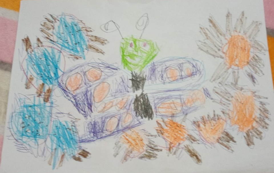 Детский рисунок - Бабочка в цветочках