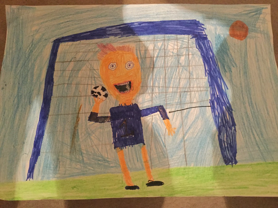 Детский рисунок - футболист