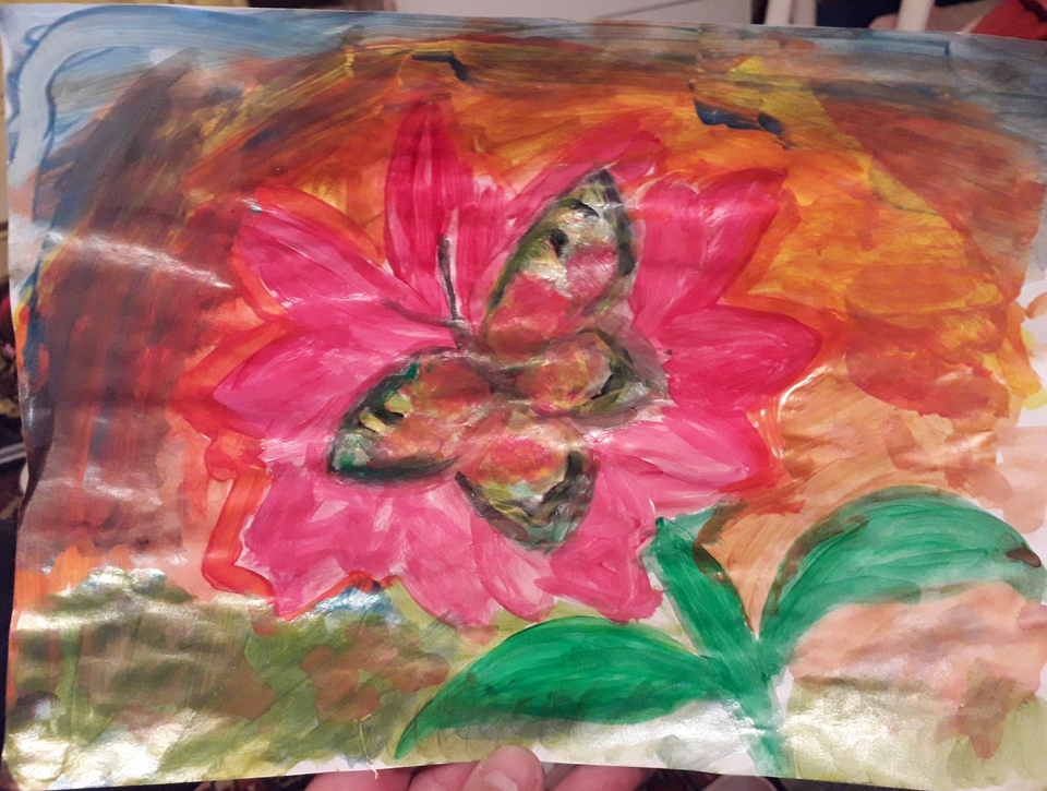 Детский рисунок - Бабочка на цветке