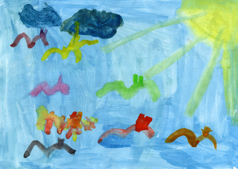 Детский рисунок - Стая попугаев в летнем небе
