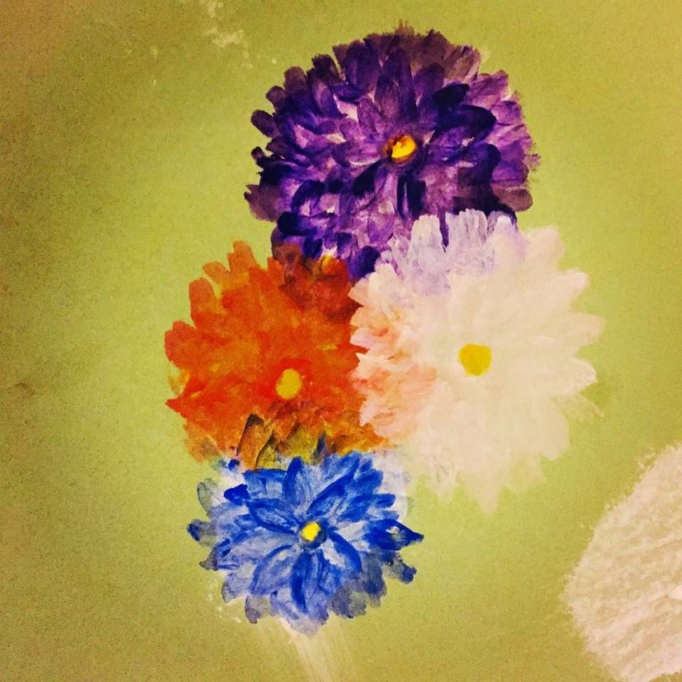 Детский рисунок - цветочки на стенке
