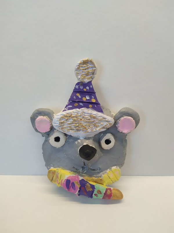 Детский рисунок - Мышка в новогодней шапочке