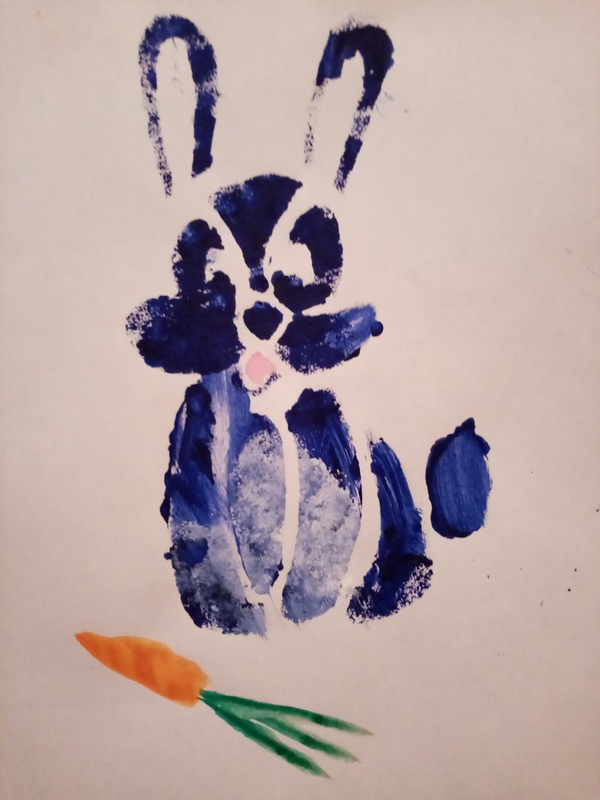 Детский рисунок - зайка с морковкой